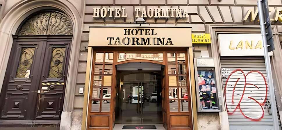 Een foto van de buitenkant van Hotel Taormina