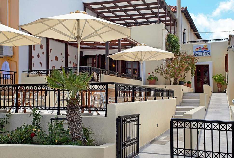 Een foto van het terras bij Kalidon Beach Hotel