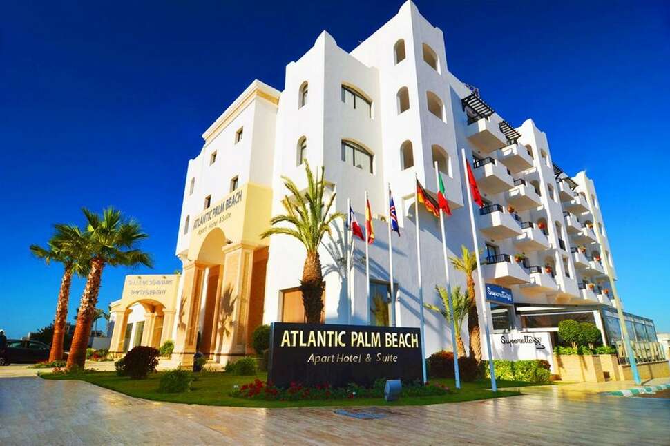 Een foto van de buitenkant van Atlantic Palm Beach Suites Aparthotel