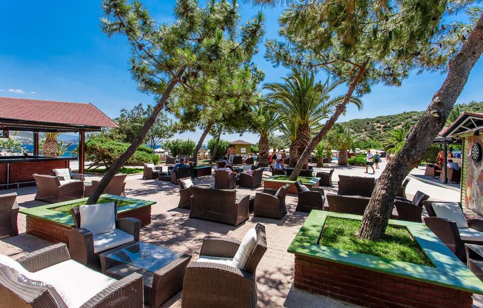 Een foto van het terras bij Tusan Beach Resort