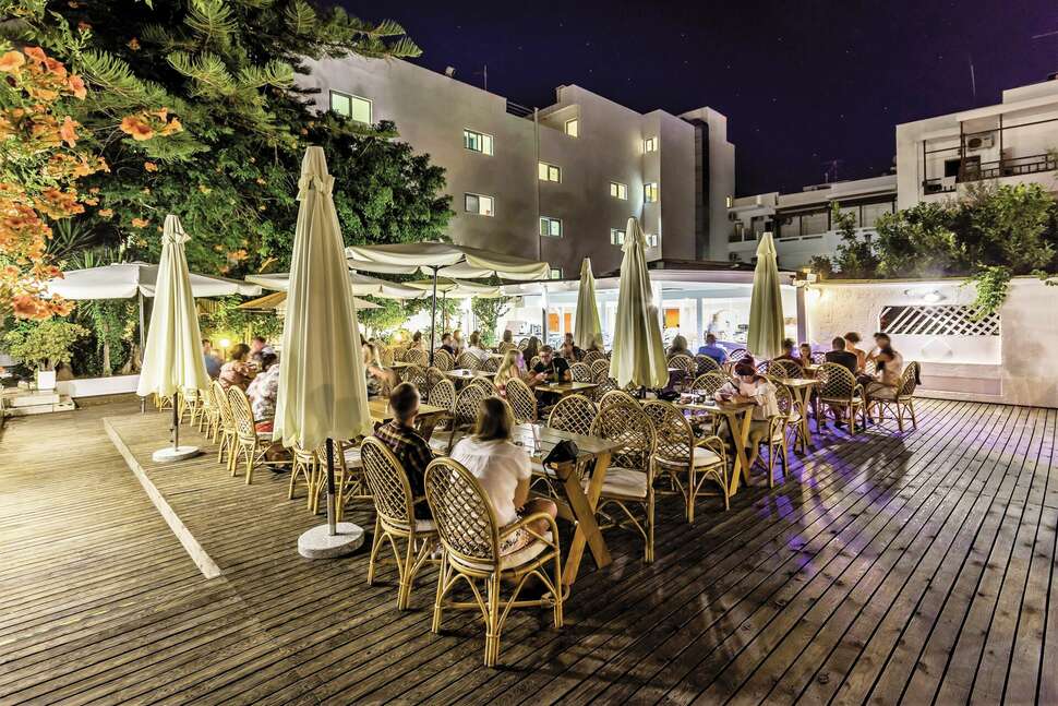 Een foto van het terras bij Sergios Hotel