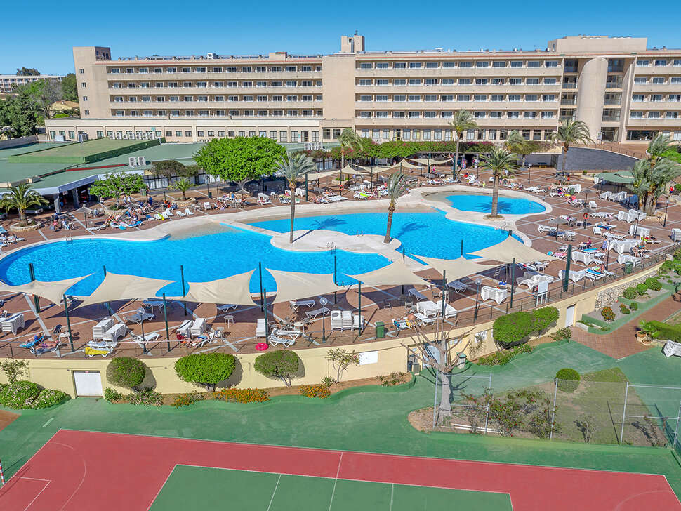 Een foto van het zwembad bij Club Cala Romani