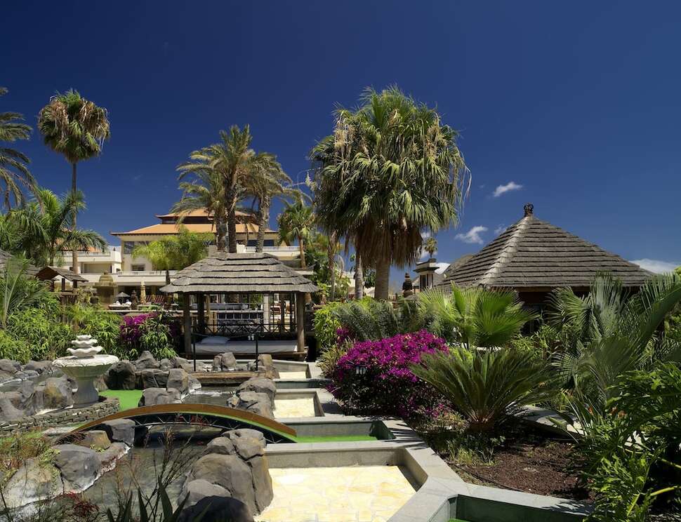 Een foto van de buitenkant van Regency Country Club Appartementen & Suites