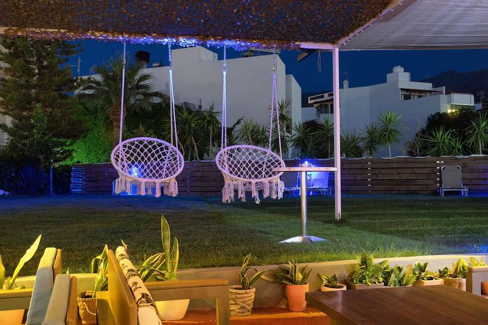 Een foto van het terras bij Le Palme Malia