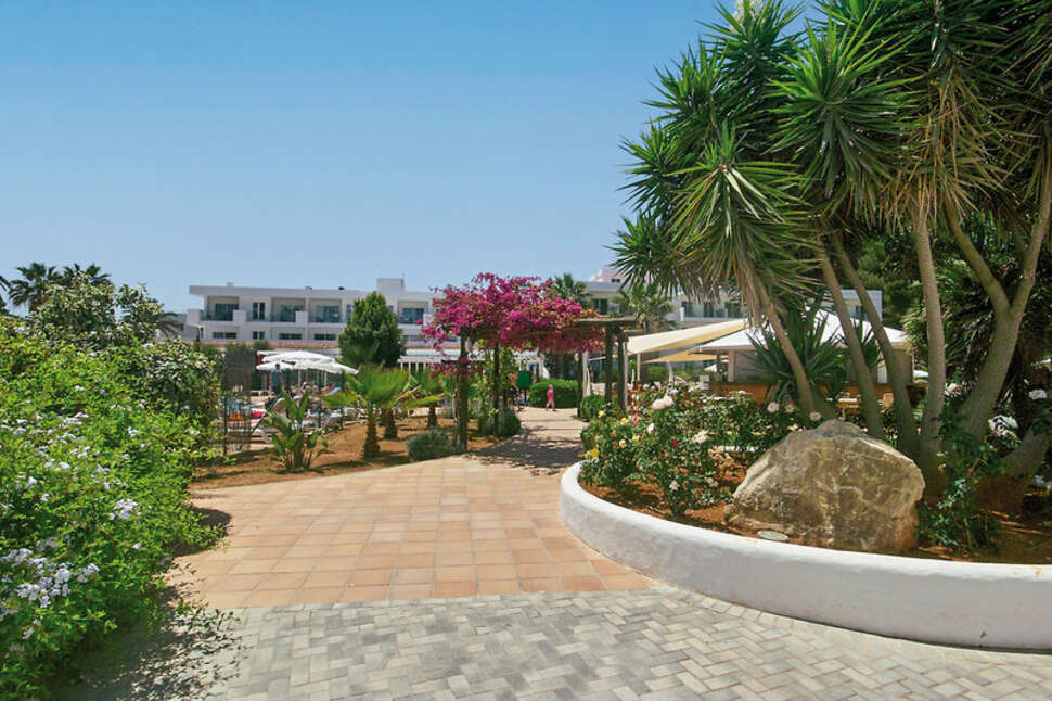 Een foto van het terras bij Balansat Resort