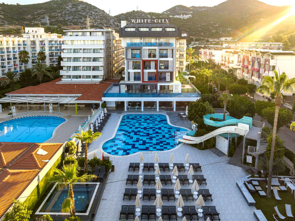 Een foto van het zwembad bij White City Beach Hotel