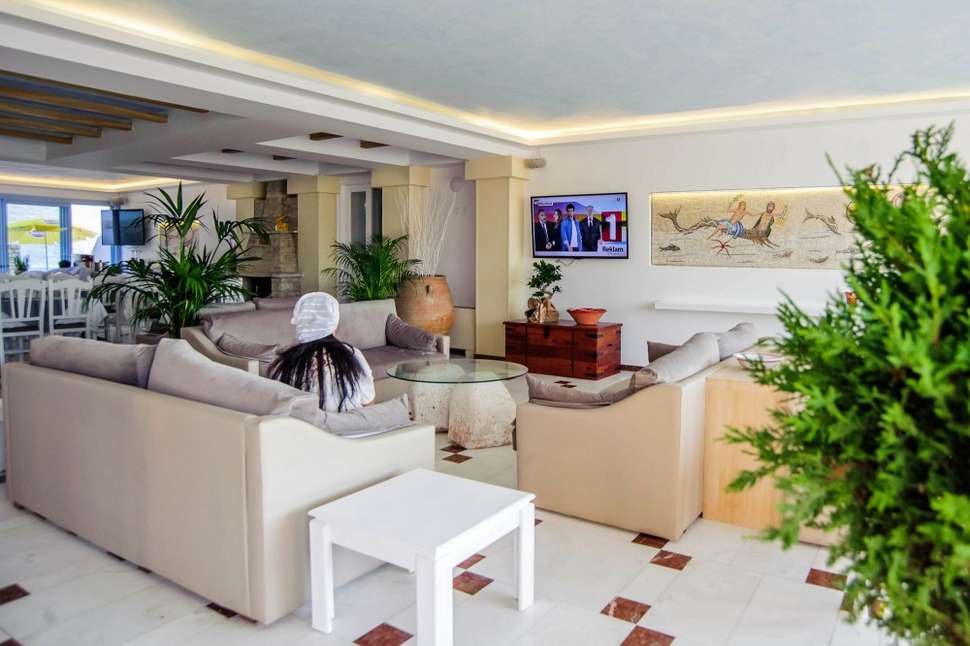 Een foto van het interieur van Erato Seaside Hotel