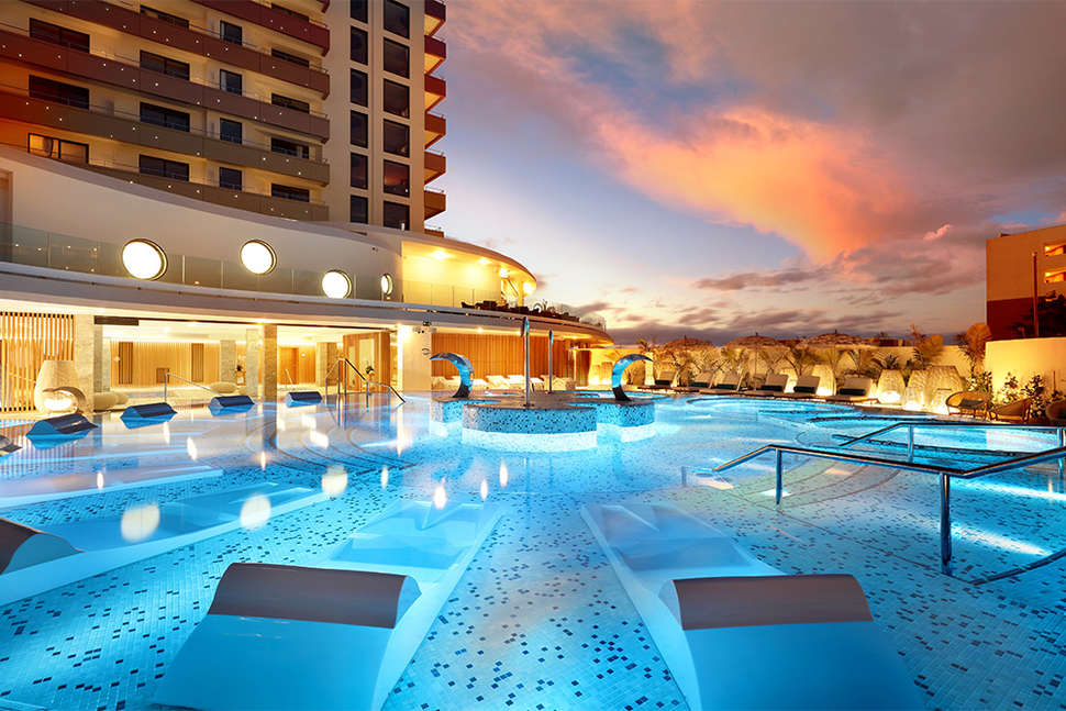 Een foto van het zwembad bij Hard Rock Hotel Tenerife