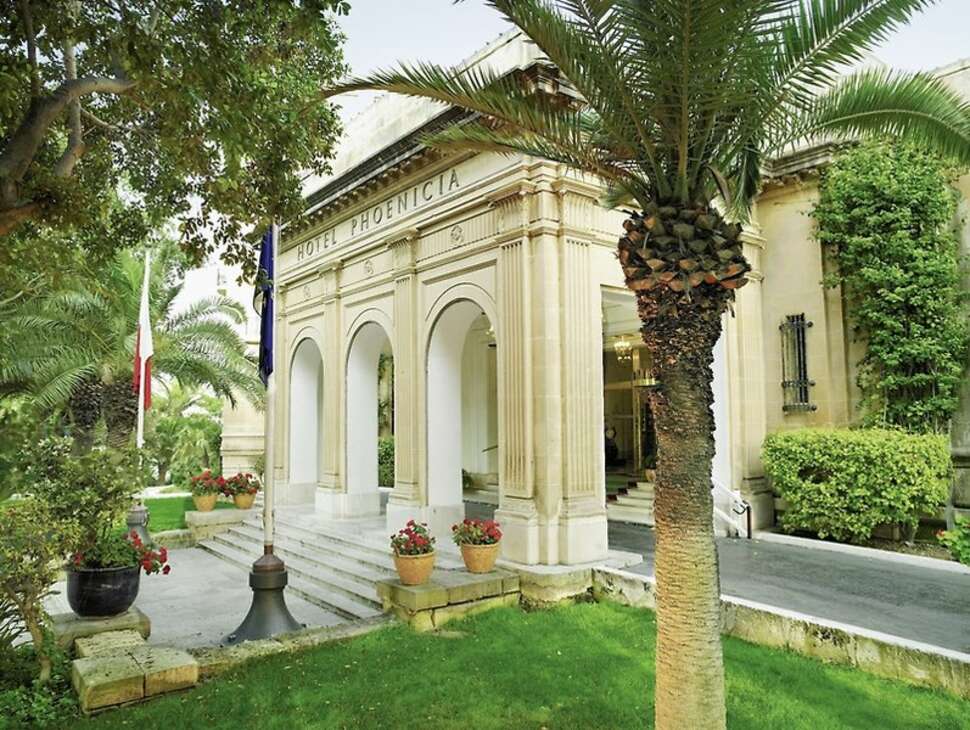 Een foto van de buitenkant van The Phoenicia Malta
