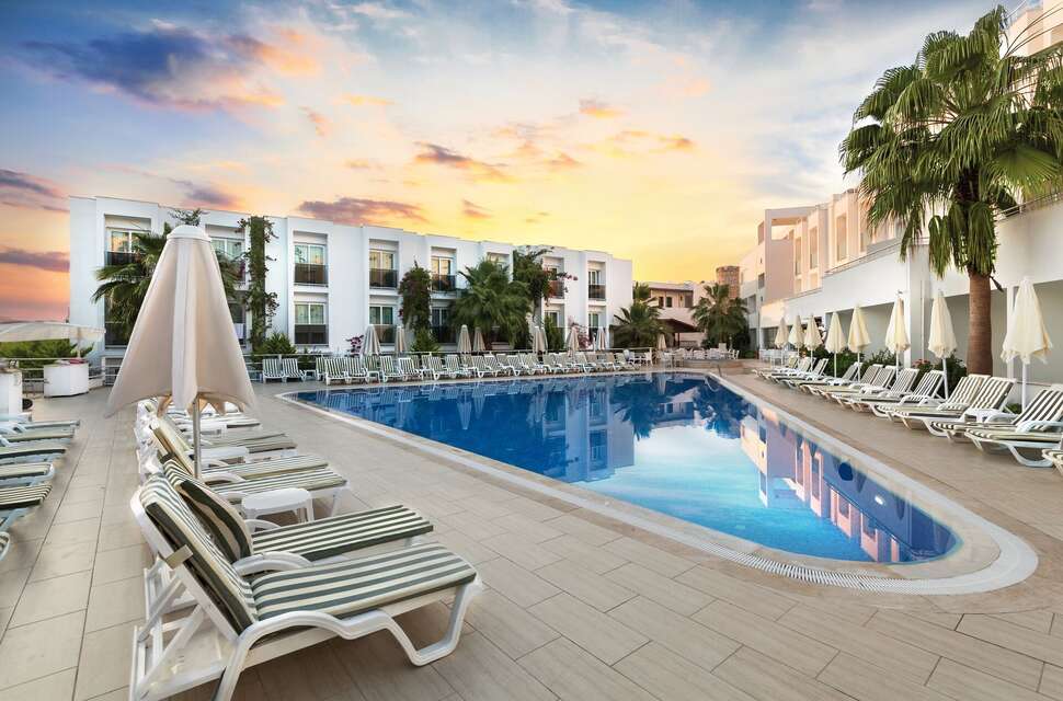 Een foto van het zwembad bij Club Shark Hotel