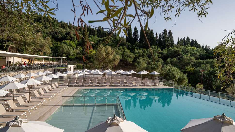 Ein Foto vom Pool im Aeolos Beach Resort
