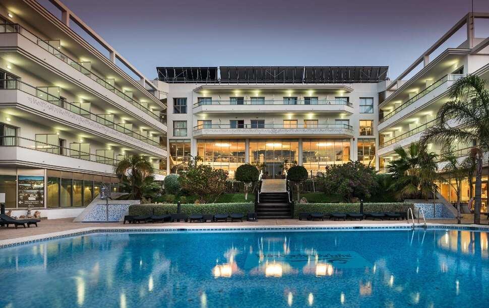 Een foto van het zwembad bij Sun Palace Albir