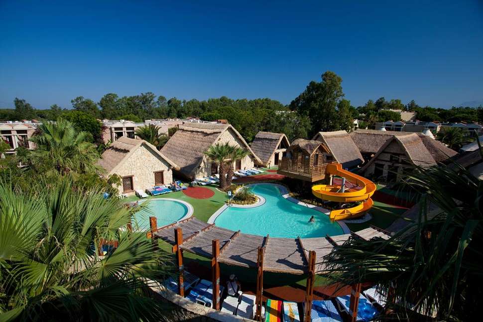 Een foto van het zwembad bij TUI Magic Life Belek