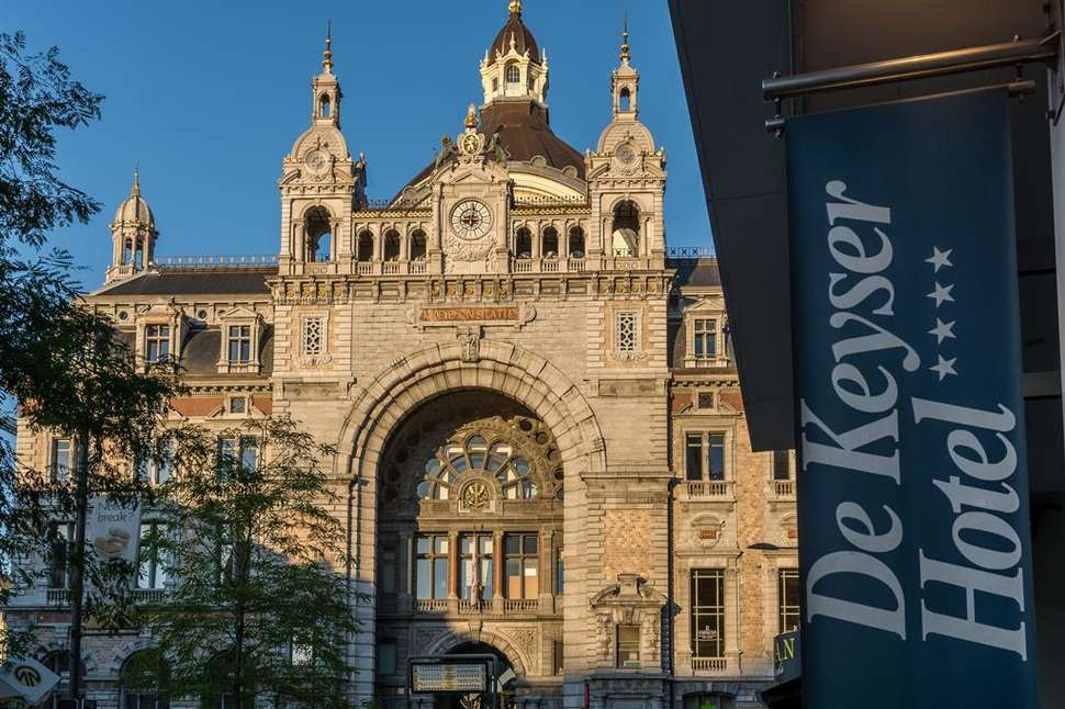 Een foto van de buitenkant van De Keyser Hotel