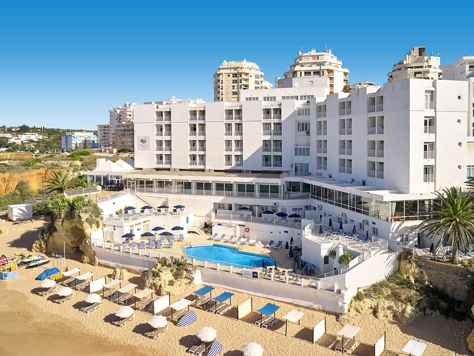 Een foto van de buitenkant van Holiday Inn Algarve Armacao de Pera