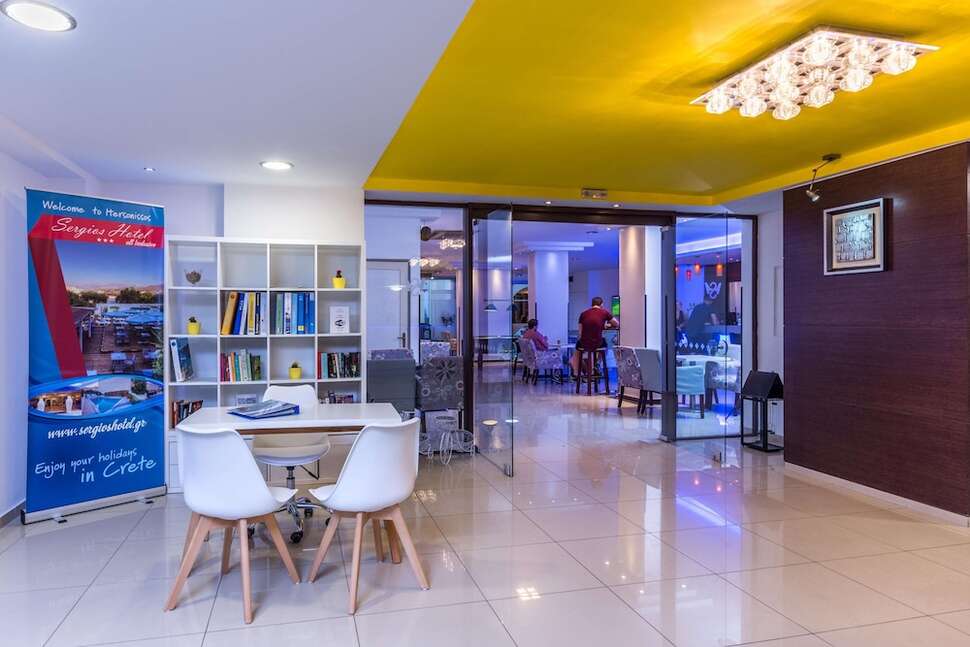 Een foto van het interieur van Sergios Hotel