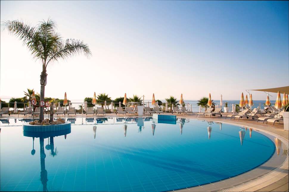 Een foto van het zwembad bij Asterias Beach Hotel