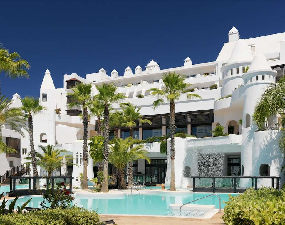 Ein Foto vom Pool im H10 Estepona Palace