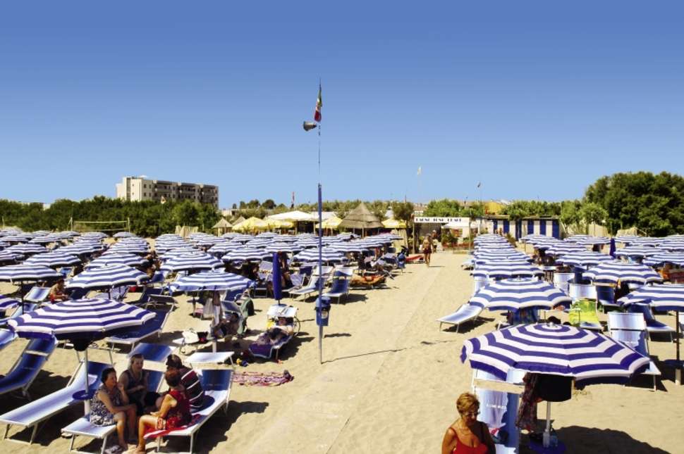 Een foto van het strand bij Long Beach Village