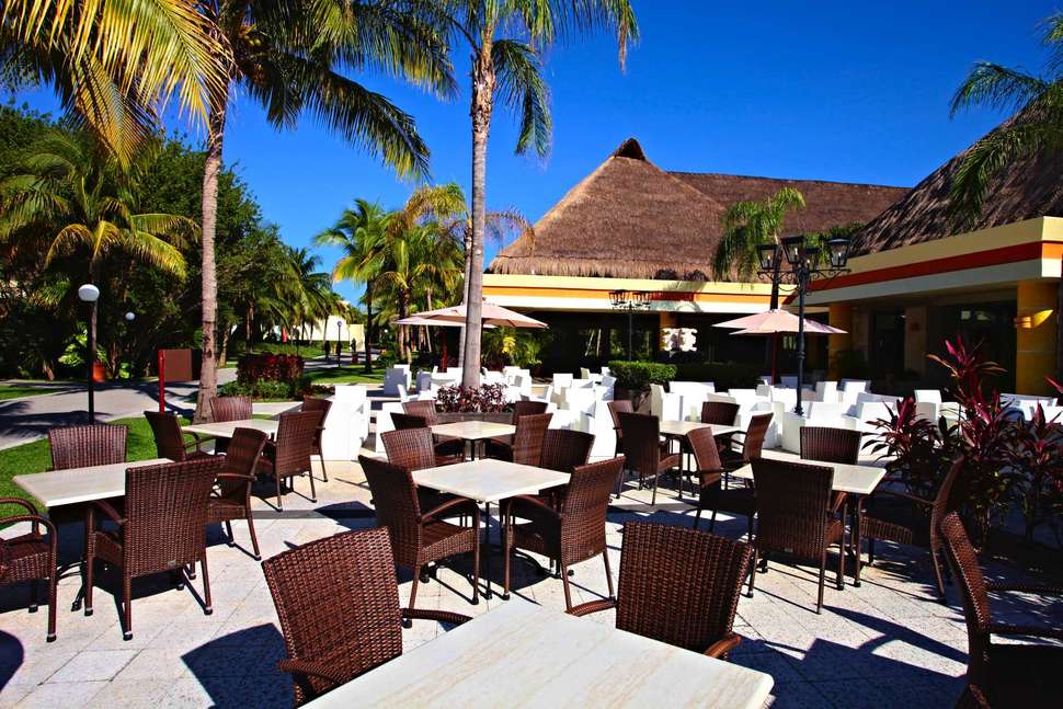 Een foto van het terras bij Grand Bahia Principe Coba