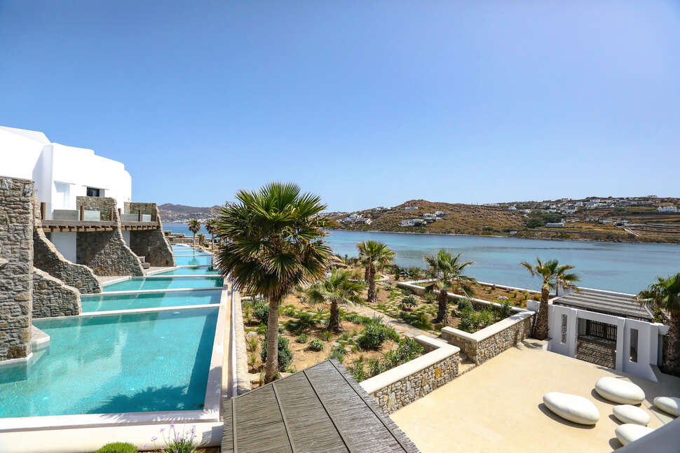 Een foto van het zwembad bij Aeonic Suites & Spa