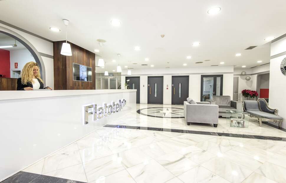 Een foto van het interieur van First Flatotel International