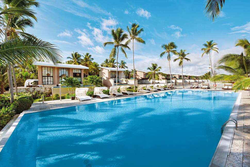 Een foto van het zwembad bij Hotel Catalonia Royal Bavaro