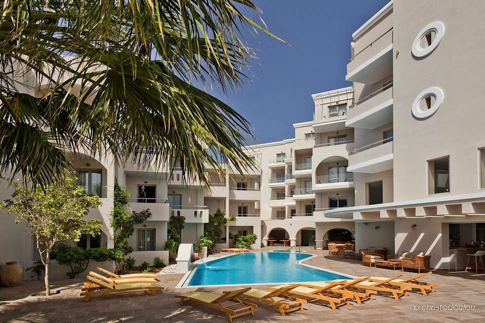 Een foto van het zwembad bij Parasol Luxury Suites