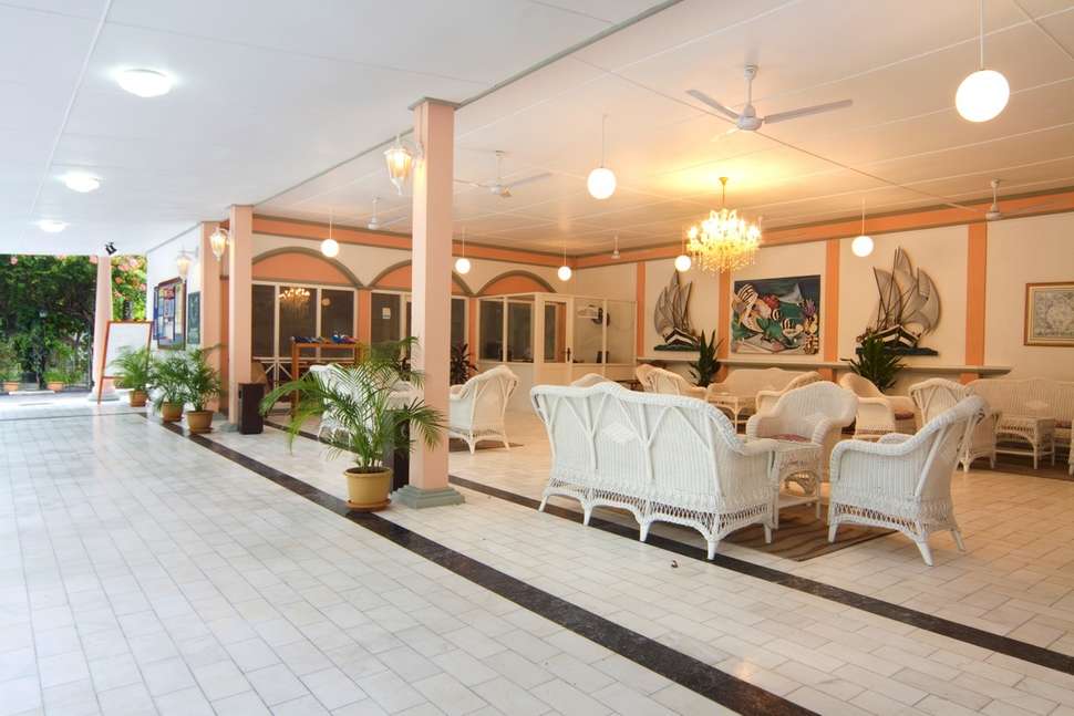 Een foto van het interieur van Equator Village