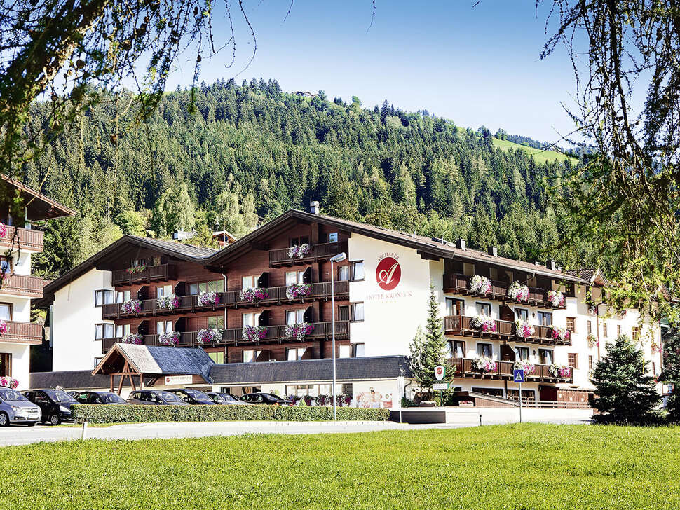 Een foto van de buitenkant van Hotel Kroneck Aschaber