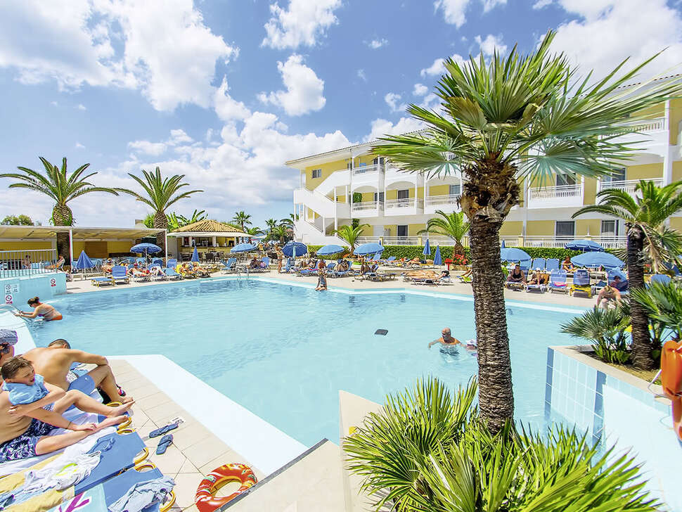 Een foto van het zwembad bij Poseidon Beach Hotel