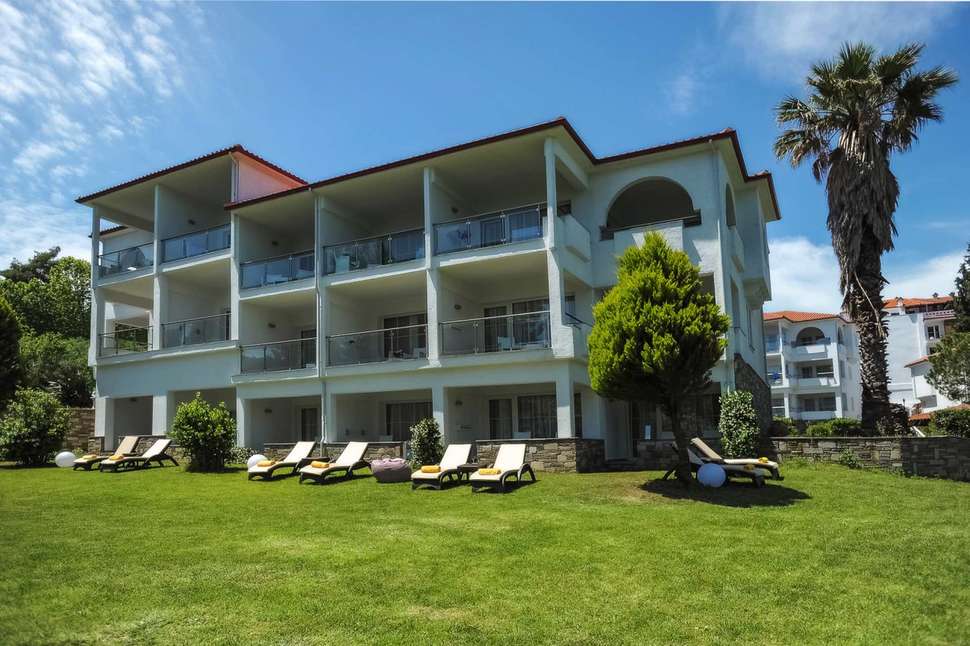 Een foto van de buitenkant van Alexander The Great Beach Hotel