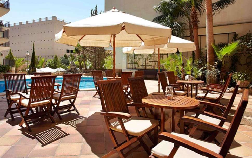Een foto van het terras bij Hotel Saratoga