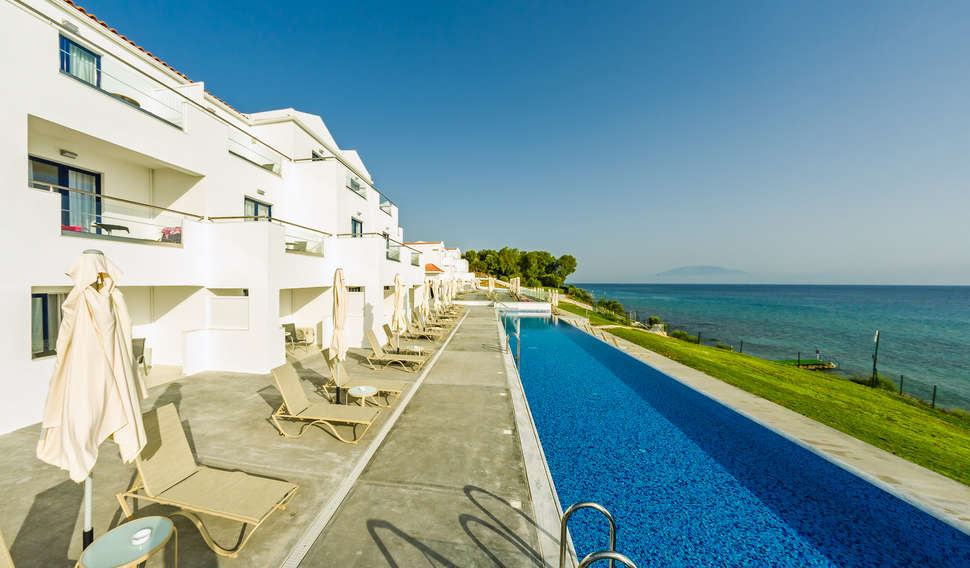 Een foto van het zwembad bij AluaSoul Zakynthos