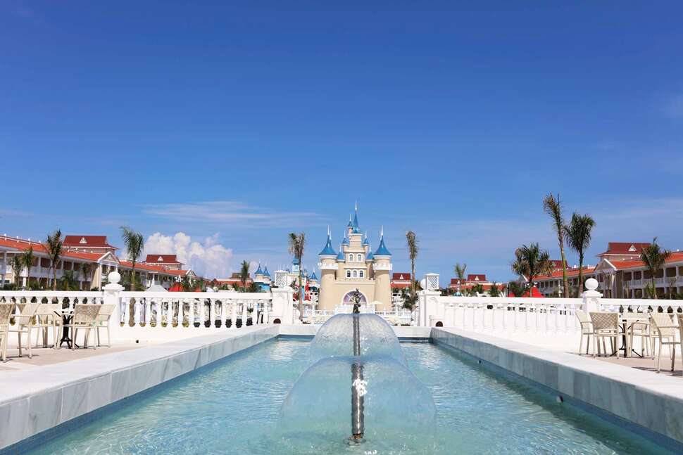 Een foto van het zwembad bij Fantasia Bahia Principe Punta Cana