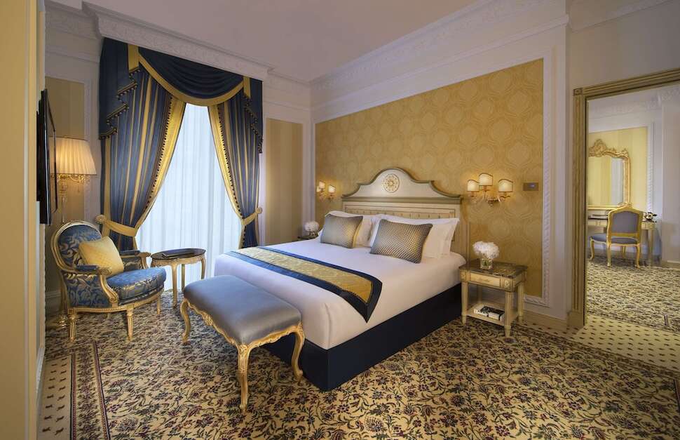 Ein Foto Royal Rose Abu Dhabi Curio Collection by Hilton