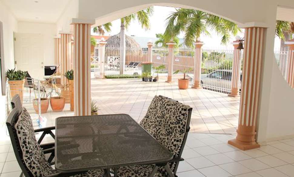 Een foto van het terras bij Curinjo Resort
