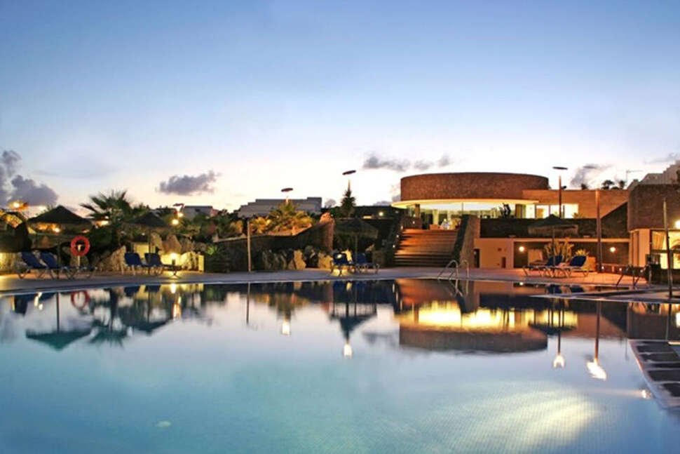 Een foto van het zwembad bij Hotel Caybeach Papagayos