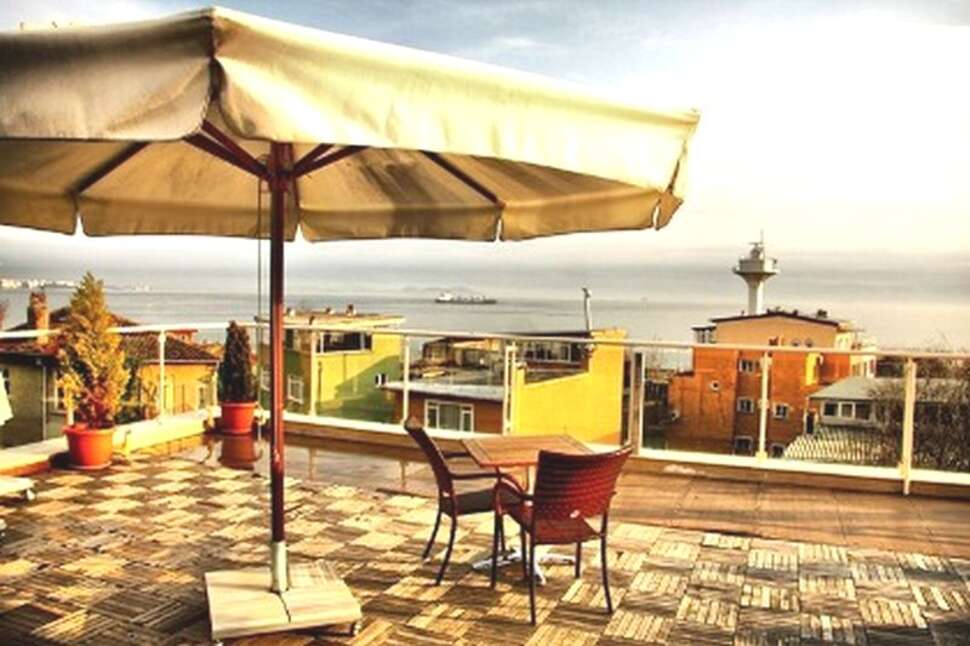 Ein Foto von der Terrasse im Almina Hotel