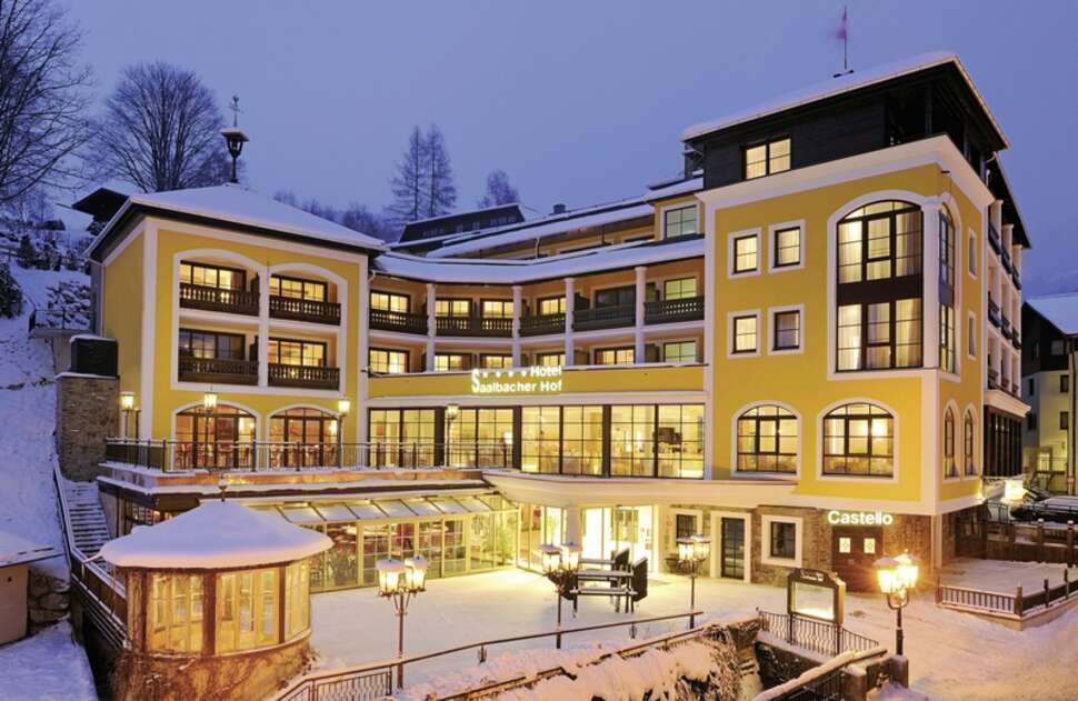 Een foto van de buitenkant van Hotel Saalbacher Hof