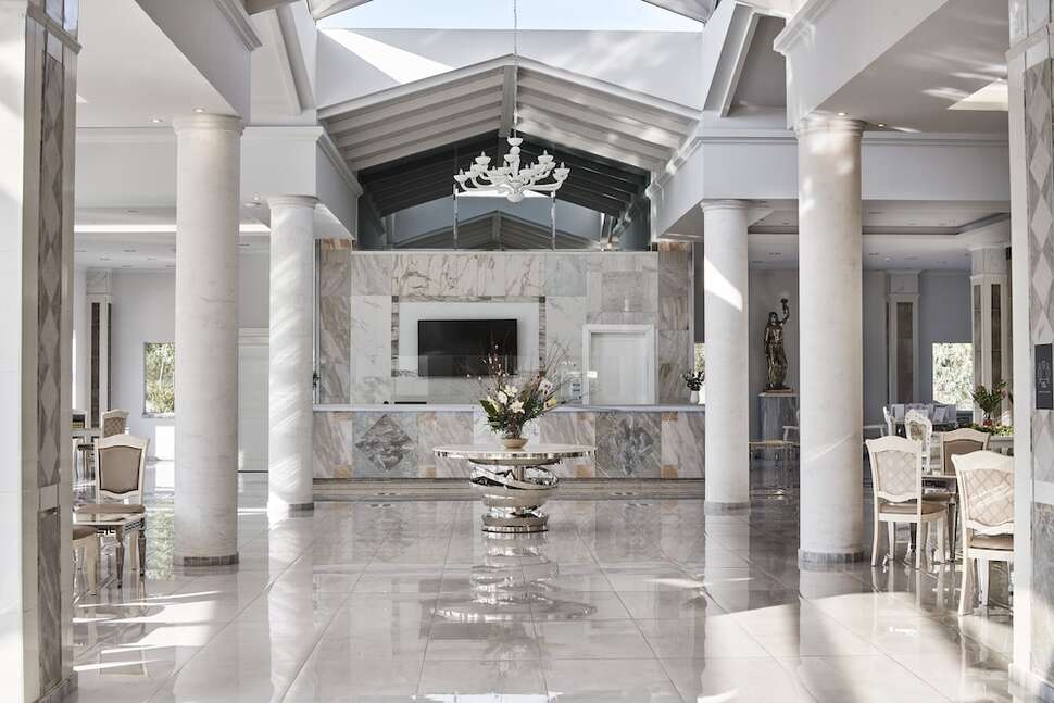 Een foto van het interieur van Sandy Beach & Villas