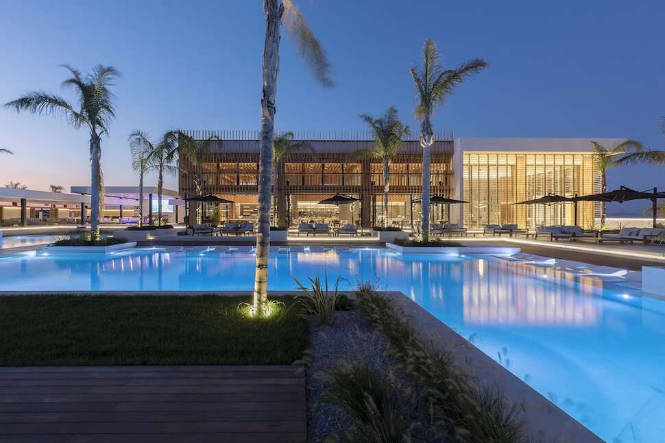 Een foto van het zwembad bij D’Andrea Lagoon Suites