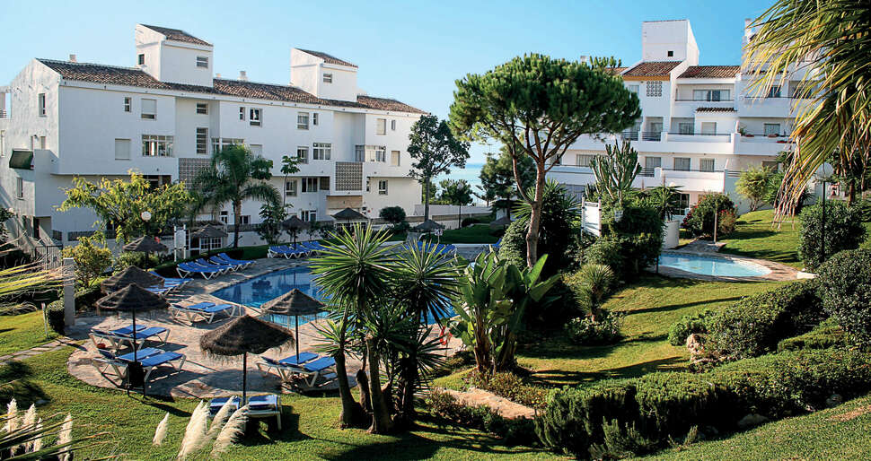 Een foto van het zwembad bij Ramada Hotel & Suites by Wyndham Costa del Sol