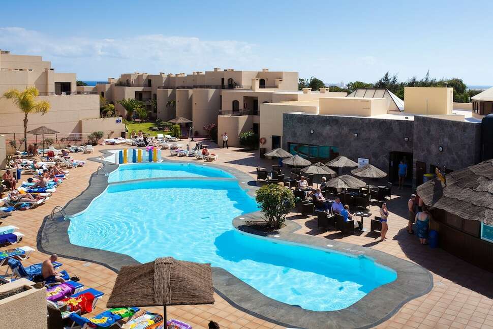 Een foto van het zwembad bij Blue Sea Costa Teguise Gardens