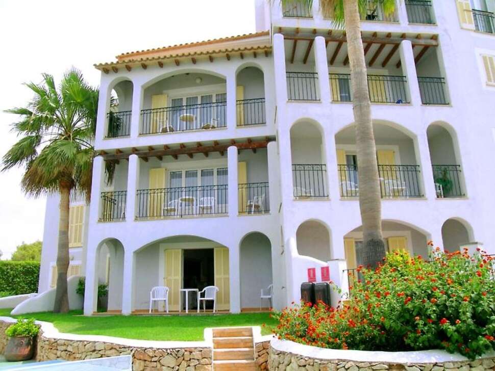 Een foto van de buitenkant van Ona Cala Pi Club Aparthotel