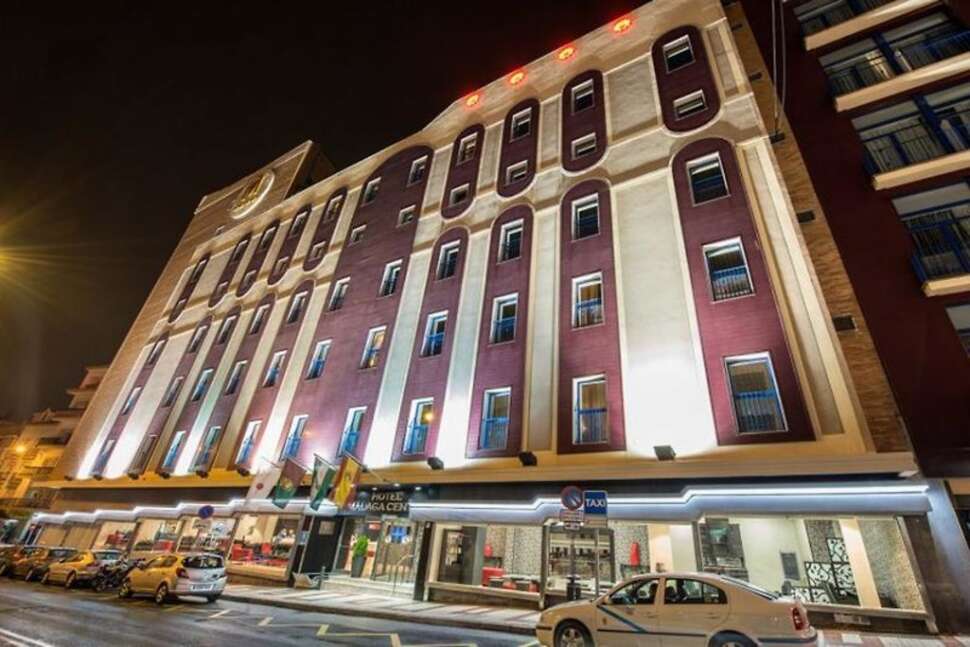 Een foto van de buitenkant van Salles Hotel Malaga Centro
