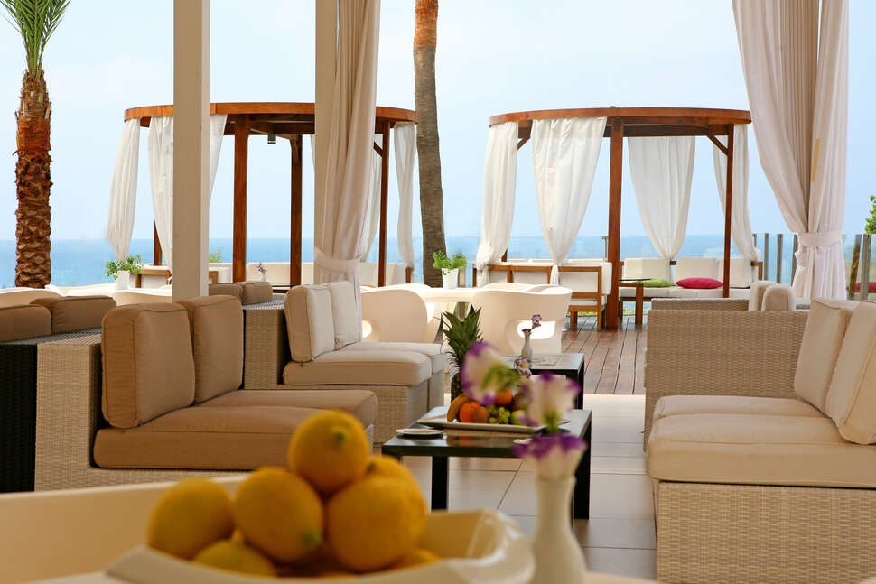 Een foto van het terras bij Napa Mermaid Hotel & Suites