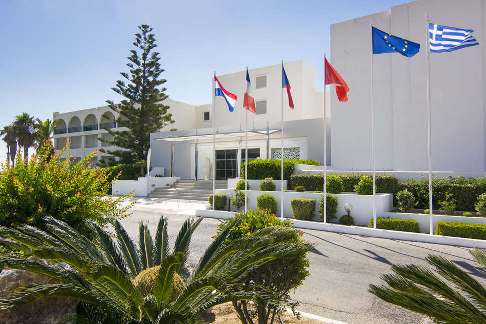 Ein Foto von der Außenansicht des Aeolos Beach Hotel