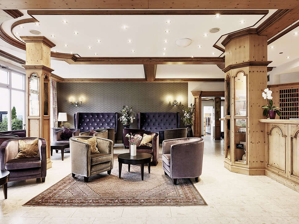 Een foto van het interieur van Burghotel Am Hohen Bogen