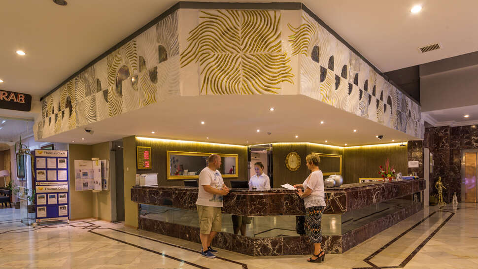 Een foto van het interieur van L'Etoile Hotel